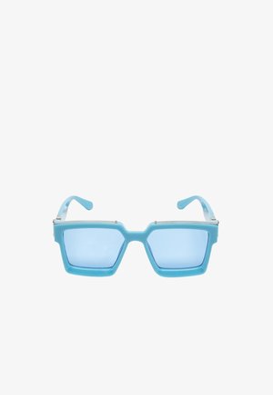 Sininen neliönmuotoinen aurinkolasikehys, jossa paksut reunat ja vaaleansiniset sävytetyt linssit, esitetty valkoista taustaa vasten.