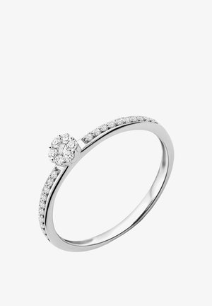 Anello in diamante in oro bianco, con un cluster centrale di pietre e una fascia decorata con piccoli diamanti incassati, finitura liscia e design curvo.