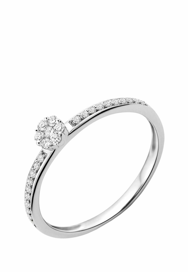 Diamantni prstan iz belega zlata, ki ima osrednji šopek draguljev in band s manjšimi vgrajenimi diamanti, gladka obdelava in ukrivljen dizajn.