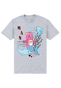 Szara bawełniana koszulka z kolorową grafiką przedstawiającą różowego niedźwiedzia z tęczą, dwa niebieskie delfiny oraz napis "MERMAZING!" dużymi literami.