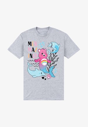 Szara bawełniana koszulka z kolorową grafiką przedstawiającą różowego niedźwiedzia z tęczą, dwa niebieskie delfiny oraz napis "MERMAZING!" dużymi literami.