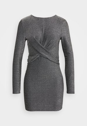 Charcoal grijs langemouwen jurk, met een gedraaide voorkant en een zachte, metallic glans. Korte, getailleerde silhouet.