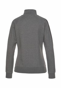 Šedý svetr s vysokým límcem, dlouhými rukávy, žebrovanými manžetami a lemem. Má hladkou texturu a design raglánových rukávů.