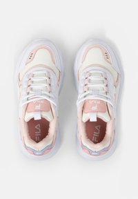 Sneaker sportive bianche e rosa chiaro con tomaia tessurizzata, design con lacci, collo imbottito e suola in gomma. Logo Fila sulla linguetta.