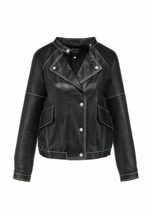 Czarna skórzana kurtka z klapami, srebrnymi zatrzaskami i kontrastującym białym szwem. Posiada dwie przednie kieszenie i skrócony fason.