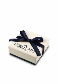 Scatola regalo color crema con un nastro blu navy, con un logo in alto che recita "MORELLATO VENEZIA 1930." Texture liscia con una base solida.