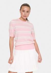 Suéter de manga corta color rosa claro con rayas blancas, cuello y dobladillo acanalados, combinado con una falda blanca con pliegues. Textura de punto suave.