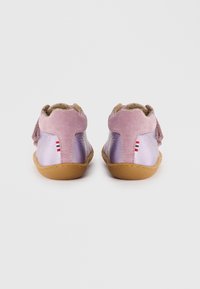 Zapatos de cuero morados y rosas con un acabado suave y acentos texturizados. Presentan una suela de goma marrón y un pequeño diseño a rayas en la parte trasera.