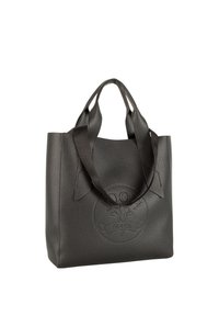 Črna usnjena torba tote z teksturirano površino, ki ima dve trdni ročaji in okrogel vtisnjen logotip spredaj. Kotasta oblika, brez zapiranja.