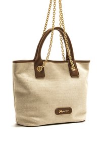 Borsa tote in tela beige con dettagli in pelle marrone, doppi manici superiori e tracolla a catena dorata. Presenta una toppa con logo sulla parte anteriore.