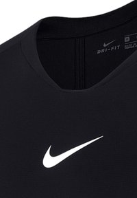 Schwarzes Dri-FIT Sportshirt mit rundem Hals. Auf der Vorderseite befindet sich ein weißes Nike-Logo. Glatter Stoff, figurbetontes Design.