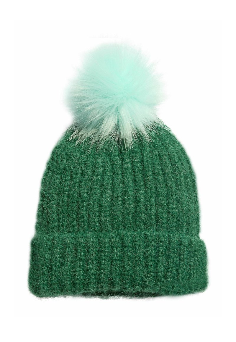 Zelená pletená čepice s ohnutým ozdobným lemem a světle mátovým pom-pomem z umělé kožešiny nahoře. Texturovaný vlněný materiál, útulný design.