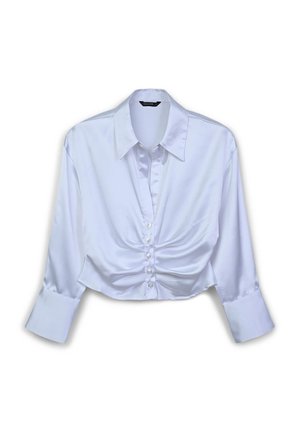 Weißes Satin-Crop-Shirt mit spitzem Kragen, Knopfverschluss und langen Ärmeln. Verfügt über geraffte Details unterhalb der Knöpfe.