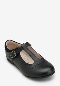 Pantof de piele neagră cu brâu în T, cataramă ajustabilă, vârf rotund, detalii perforate și branţ texturat cu modele de stele.