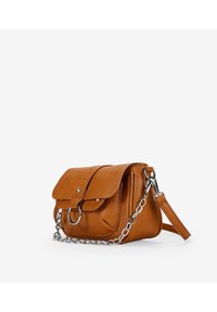 Borsa a tracolla in pelle marrone chiaro con patta, dettagli in metallo argentato, un accento ad anello circolare e una catena come tracolla. Design compatto con una finitura testurizzata.