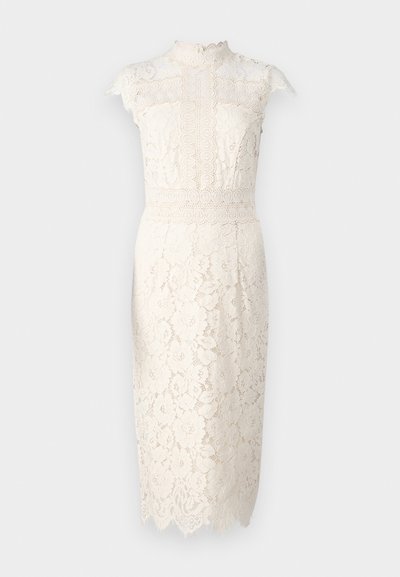 Rochie din dantela în crem, având un guler înalt, mâneci scurte, modele florale și tiv ondulat. De lungime medie, cu o siluetă ajustată.