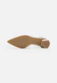 TACCO ALTO ARGENTO A PUNTA CON SOLETTI BEIGE, CARATTERIZZATO DA UNA SUPERFICIE TEXTURIZZATA E UN LOGO DISTINTIVO SUL TACCO.