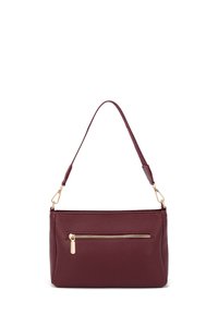 Borsa a tracolla in pelle bordeaux con finitura texturizzata, cinturino singolo regolabile e tasca con zip frontale dotata di hardware color oro.