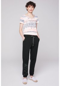 Soccx MIT GLITTER PRINT - Pantalones deportivos - black