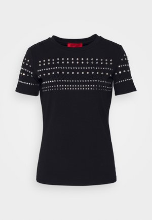 Czarny t-shirt z krótkim rękawem i okrągłym dekoltem, ozdobiony poziomymi rzędami srebrnych ćwieków i kryształków na piersi i rękawach.