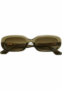 Lunettes de soleil rectangulaires avec une monture en plastique vert olive et des verres dégradés brun foncé. Les branches présentent un détail de texte subtil à l'intérieur.