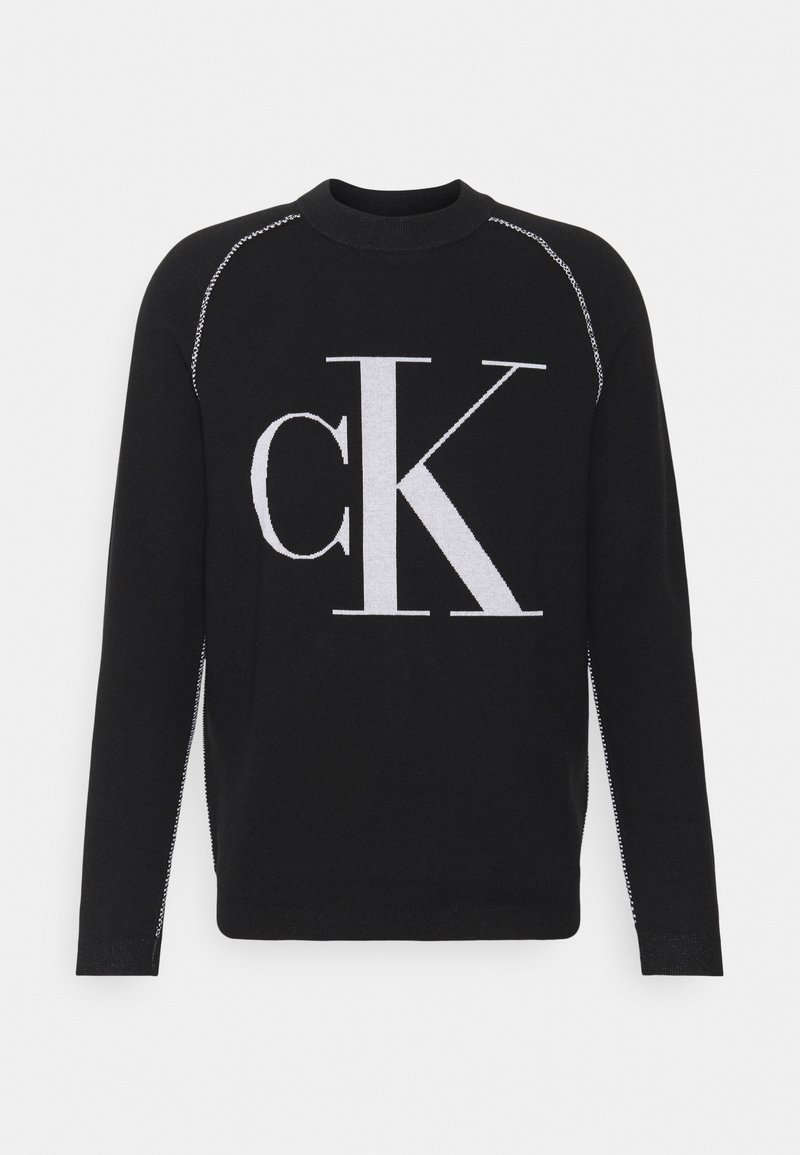 Czarny sweter z dużym, białym logo "CK" na przodzie. Okrągły dekolt, długie rękawy oraz kontrastowe szwy na ramionach.