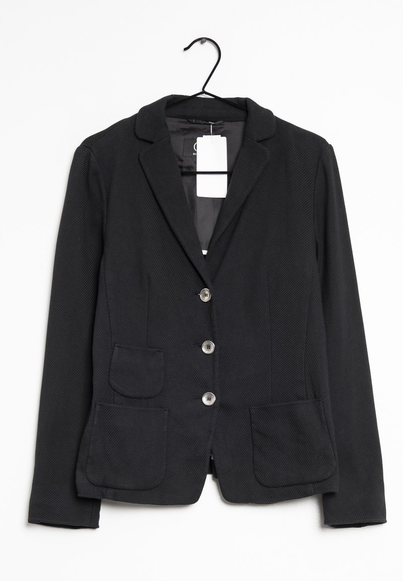 Blazer noir taillé pour femmes noires avec trois boutons argentés, col cranté, deux poches plaquées inférieures et une plus petite poche avant suspendu sur un cintre noir.