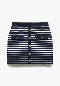 Gonna a righe blu navy e bianche con vita a tinta unita, caratterizzata da bottoni dorati lungo il davanti e due tasche a patta sui lati.