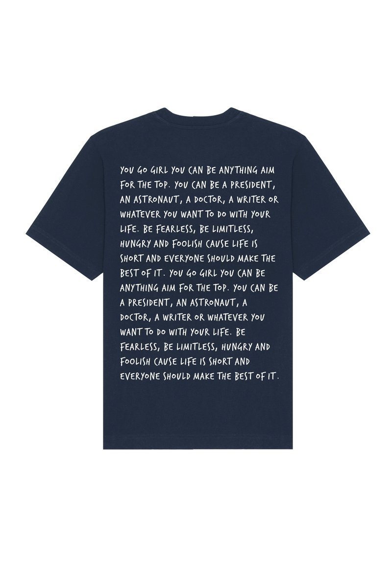 T-shirt en coton bleu marine avec du texte blanc au dos, comportant des phrases motivantes sur l'ambition et la confiance en soi dans une police manuscrite audacieuse.