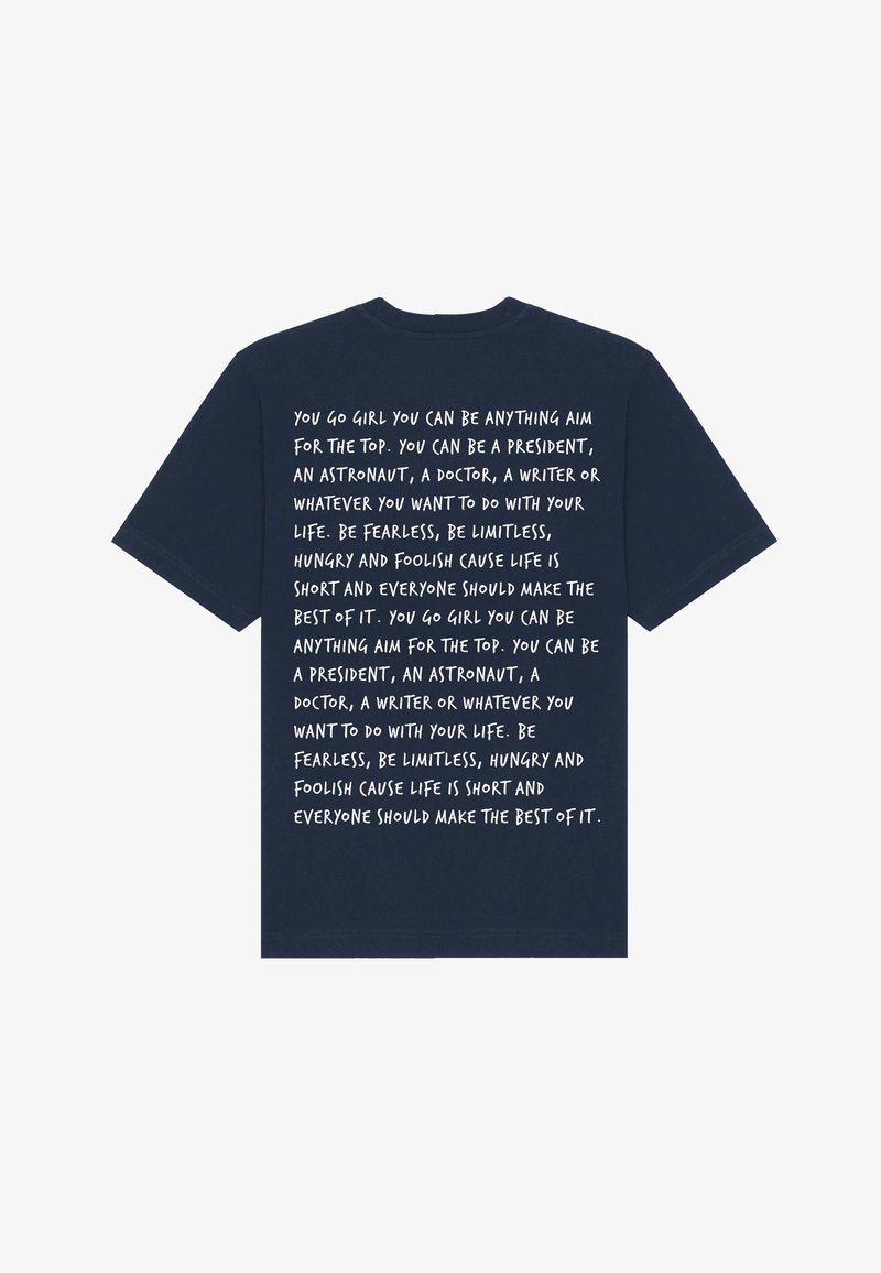 T-shirt en coton bleu marine avec du texte blanc au dos, comportant des phrases motivantes sur l'ambition et la confiance en soi dans une police manuscrite audacieuse.