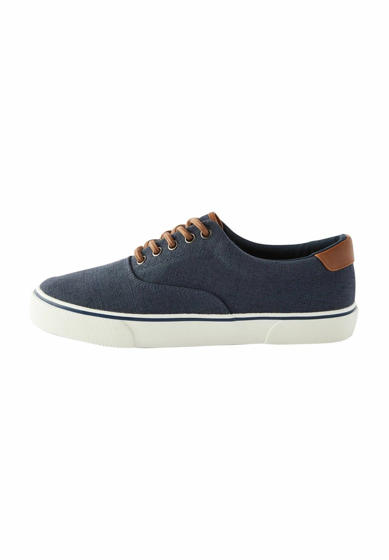 Blauwe canvas sneakers met bruine leren accenten, ronde neus, gestructureerd oppervlak, witte rubberen zool en zes bruine oogjes voor veters.