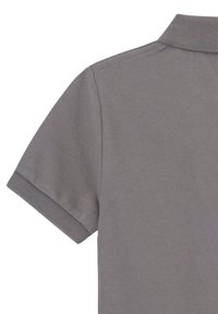 Polo grigio a maniche corte, in tessuto testurizzato, con colletto a coste. Il design presenta un aspetto pulito e sartoriale con dettagli minimali.