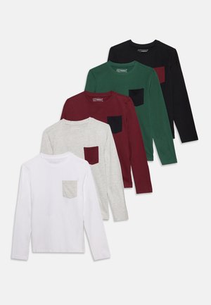Cinq t-shirts manches longues à col rond en blanc, gris clair, grenat, vert et noir, chacun avec une poche poitrine de couleur contrastante.