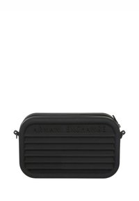 Borsa a pochette nera rettangolare con linee orizzontali in rilievo, chiusura con zip e inciso "ARMANI EXCHANGE" sul fronte. Realizzata in materiale liscio.