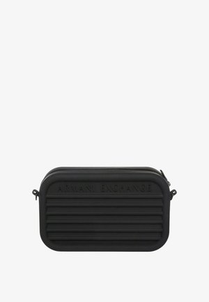 Borsa a pochette nera rettangolare con linee orizzontali in rilievo, chiusura con zip e inciso "ARMANI EXCHANGE" sul fronte. Realizzata in materiale liscio.