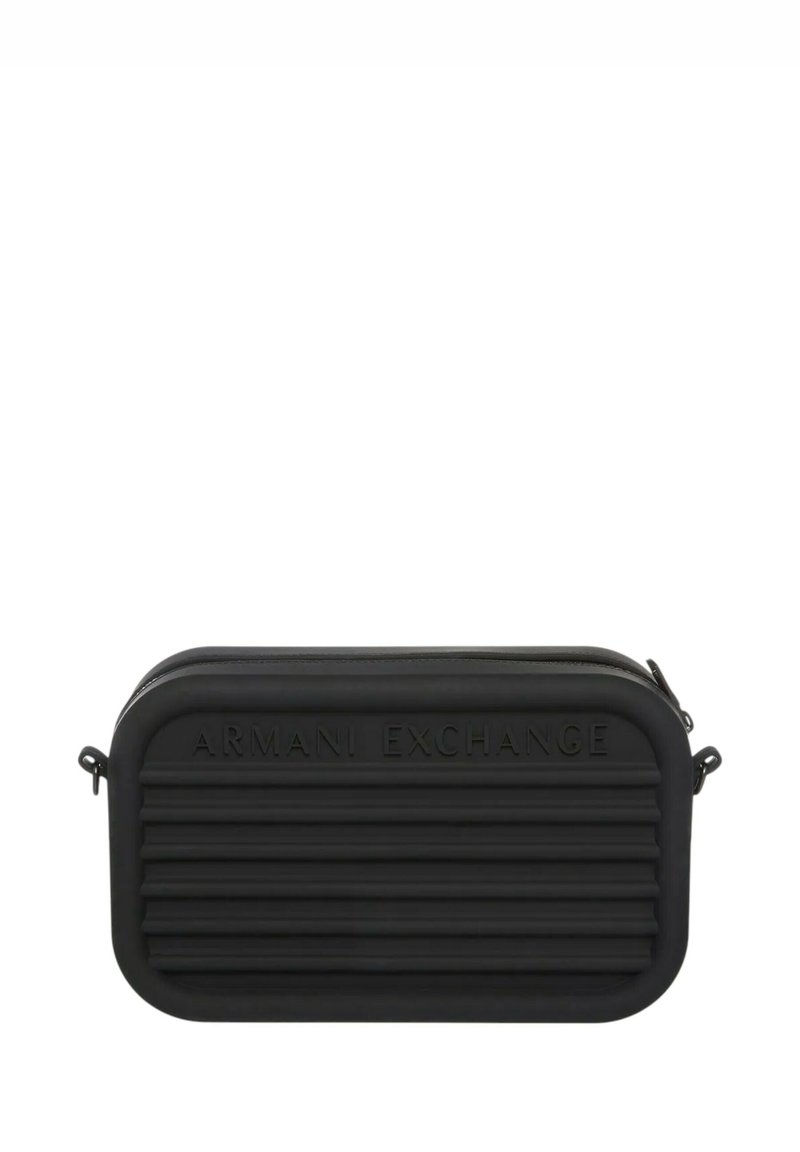Borsa a pochette nera rettangolare con linee orizzontali in rilievo, chiusura con zip e inciso "ARMANI EXCHANGE" sul fronte. Realizzata in materiale liscio.
