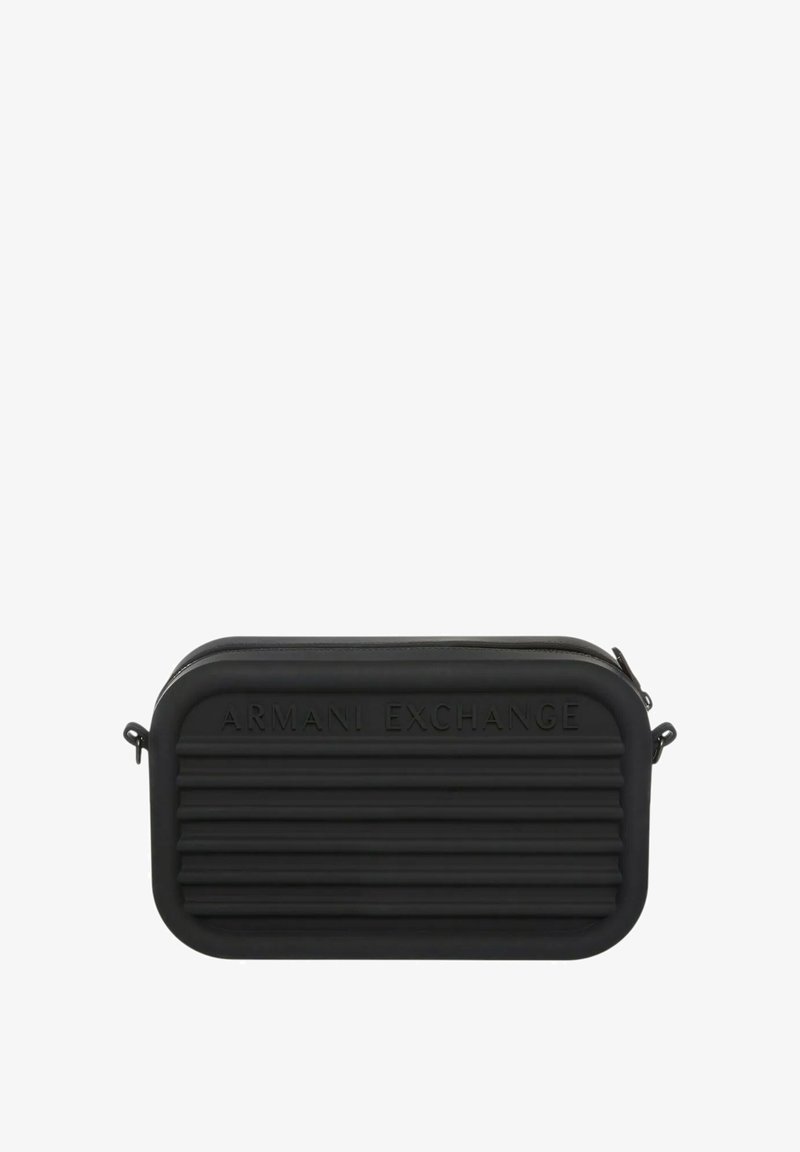 Borsa a pochette nera rettangolare con linee orizzontali in rilievo, chiusura con zip e inciso "ARMANI EXCHANGE" sul fronte. Realizzata in materiale liscio.