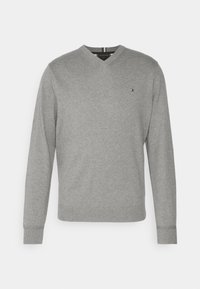 Maglione di cotone grigio, design a V, con polsini e orlo a coste, caratterizzato da un piccolo logo sul lato sinistro del petto. Tessuto morbido, vestibilità regolare.