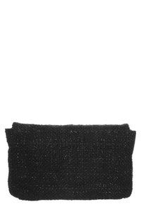 Černá pletená kabelka na zápěstí s strukturovaným povrchem, obdélníkovým tvarem a designem s překlopným víkem. Žádné viditelné kování nebo akcenty.