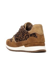 Zapatillas de ante marrón con acentos de estampado de leopardo, que cuentan con una suela media blanca, punta redonda y un sistema de cordones para un ajuste seguro.