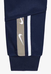 Nike Sportswear CLUB PROPUS UNISEX SET - Pantaloni de trening - midnight navy
