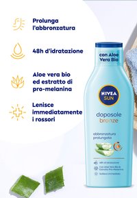 Bottiglia blu chiaro di lozione solare NIVEA con un tappo blu. Presenta grafiche di aloe vera e un testo che evidenzia i benefici dell'idratazione e dell'abbronzatura.