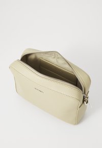 Calvin Klein SMALL CAMERA BAG - Torba preko tijela - eucalyptus