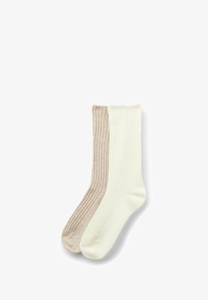 Skarpetki prążkowane w dwóch odcieniach: jasny beż z jednej strony i kremowy z drugiej. Miękka tekstura, standardowa długość crew, bezszwowy design palców.