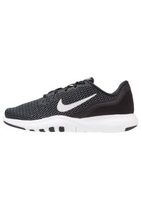 Scarpa da corsa in mesh nero con swoosh Nike bianco. Presenta un collare imbottito, lacci piatti e una suola bianca flessibile con battistrada testurizzato.