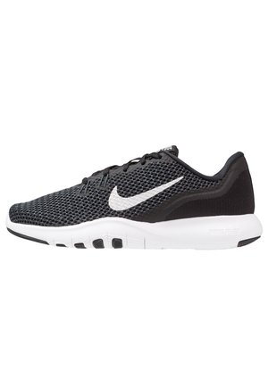 Scarpa da corsa in mesh nero con swoosh Nike bianco. Presenta un collare imbottito, lacci piatti e una suola bianca flessibile con battistrada testurizzato.