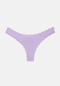 Fioletowe damskie stringi z koronką i subtelnymi pionowymi wzorami na białym tle.