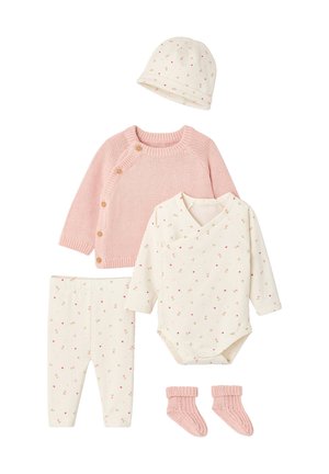 Babybekleidungsset mit rosa gestricktem Pullover, Blumenmütze, geblümtem Wickelbody, geblümter Hose und rosa gestrickten Babyschuhen, auf weißem Hintergrund arrangiert.