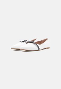 Λευκά επίπεδα παπούτσια με μυτερή μύτη και μαύρες λεπτομέρειες, με μικρό φιόγκο και ευέλικτη σόλα. Ομαλή υφή δέρματος.