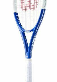 Blaues Tennisracket mit einem weißen und roten Saitenmuster. Merkmale sind ein strukturiertem weißen Griff, ein gebogener Rahmen und die "TOUR PRO"-Branding.